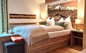 Schlafzimmer mit einem Bett mit Wandgemälde in der Unterkunft Ferienwohnung Lechner in Abtenau