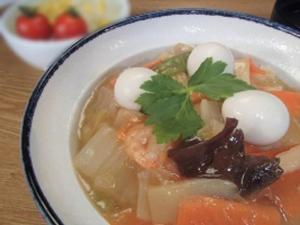 eine Schüssel Suppe mit Gemüse und Garnierung in der Unterkunft Hotel Alpha-One Tokuyama in Shunan