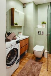 łazienka z pralką i toaletą w obiekcie Elegant Living Apartment 2 w mieście Sofia