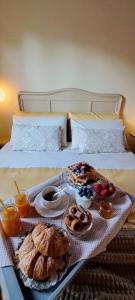 - un plateau de produits pour le petit-déjeuner sur un lit dans l'établissement B&B Tra i Laghi, à Casale Corte Cerro