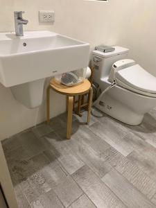 Un baño de PlainStay Hostel