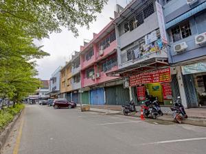 une rue avec des motos garées devant les bâtiments dans l'établissement Hotel O Sar Inn, à Nagoya