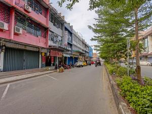 une rue urbaine avec des bâtiments sur le côté de la route dans l'établissement Hotel O Sar Inn, à Nagoya