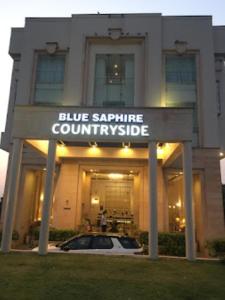 un edificio con un signo azul de un cuchillo de zafiro delante en Hotel Blue Saphire Countryside Haldwani, en Haldwāni