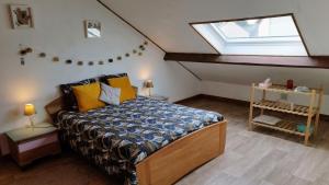 1 dormitorio con 1 cama en un ático con ventana en Le Wilson - accès Paris facile !, en Limeil-Brévannes