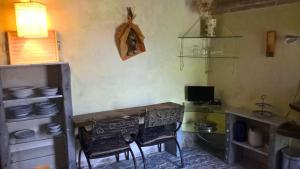 una cucina con tavolo e sedie in una stanza di Antico-Borgo-Le-Torricelle-Studio a Piandimeleto