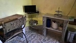 Camera con scrivania, TV e tavolo. di Antico-Borgo-Le-Torricelle-Studio a Piandimeleto