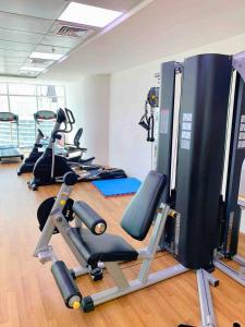 einen Fitnessraum mit mehreren Laufbändern in einem Zimmer in der Unterkunft Lux High Rise Marina Apartment in Dubai