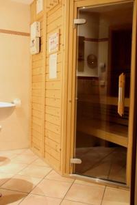 ห้องน้ำของ 4 Sterne Apartment Kormoran mit Terrasse und Sauna