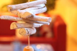 un trozo de madera que sostiene un trozo de madera en 4 Sterne Apartment Mauerschwalbe mit Balkon, en Lobbe 4 fotos más