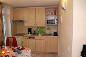 Η κουζίνα ή μικρή κουζίνα στο 4 Sterne Apartment Vilm mit Terrasse und Sauna