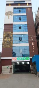 un edificio con un cartello sulla parte anteriore di RK GRAND LUXURY AC ROOMS a Guntur