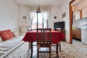 uma sala de estar com uma mesa e um sofá em Easy Old City Apt Venice em Marghera