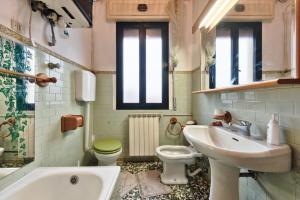 uma casa de banho com um lavatório, um WC e uma banheira em Easy Old City Apt Venice em Marghera