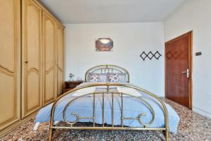 um quarto com uma cama de metal num quarto em Easy Old City Apt Venice em Marghera