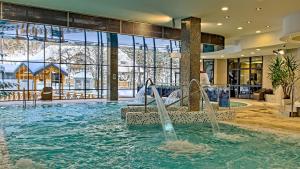 Bazén v ubytovaní Hotel Czarny Potok Resort SPA & Conference alebo v jeho blízkosti