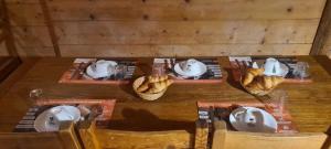 uma mesa com pratos de comida e pão em Chalet 1200 em Saint-François-Longchamp