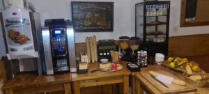 eine Küche mit einer Theke mit einem Kühlschrank und Speisen in der Unterkunft Chalet 1200 in Saint-François-Longchamp