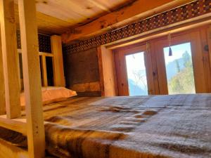 Postel nebo postele na pokoji v ubytování Nomind Vibe, Lapas Village ,Parvati Valley