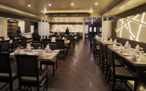 Un restaurant u otro lugar para comer en Grand Kailash Hotel