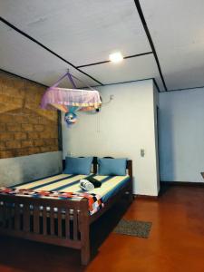 1 dormitorio con 1 cama en una habitación en Nancy Guest, en Mirissa