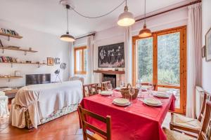 comedor con mesa roja y sillas en Casa Acone In Mugello - Happy Rentals, en Scopeti