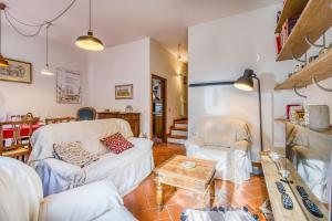sala de estar con sofá, sillas y mesa en Casa Acone In Mugello - Happy Rentals, en Scopeti