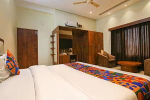 ein Schlafzimmer mit einem großen Bett in einem Zimmer in der Unterkunft FabHotel K9 Regency in Dorāha