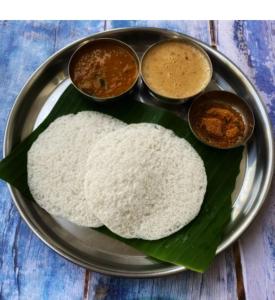un piatto di cibo con riso e alcune spezie di RK GRAND LUXURY AC ROOMS a Guntur