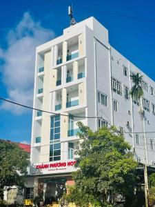 un edificio blanco alto con un letrero. en Khách sạn Khánh Phương en Quảng Trị