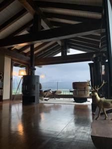 un soggiorno con un cervo in piedi in una stanza con vista di Mas Farner - Adults Only a Llivia Altre 6 foto