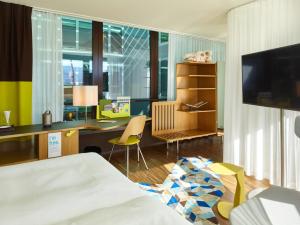 TV in/ali zabaviščno središče v nastanitvi 25hours Hotel Zürich West