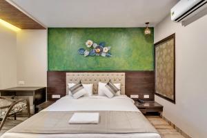 En eller flere senger på et rom på Le dando Beach Resort by Orion Hotels