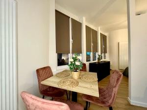 comedor con mesa de madera y sillas en Luxury Suites Mons, en Mons