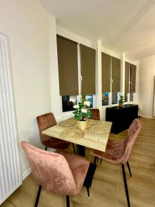 uma sala de jantar com uma mesa e algumas cadeiras em Luxury Suites Mons em Mons