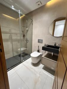 W łazience znajduje się prysznic, toaleta i umywalka. w obiekcie Chez Nissrine w mieście Tetuan