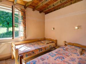 1 dormitorio con 2 camas y ventana en Appartement La Versanne, 4 pièces, 6 personnes - FR-1-496-280 en La Versanne
