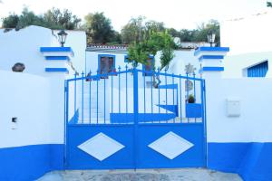 une porte bleue devant un bâtiment blanc dans l'établissement Casa do Forte Elvas, à Elvas