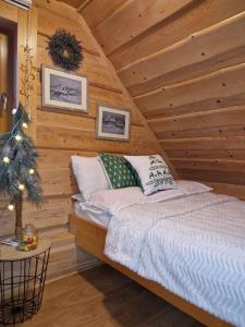 a bedroom with a bed in a log cabin at Staro Chałpa in Istebna