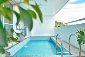 a swimming pool on the balcony of a house at FreedomHillsフリーダムヒルズA棟 in Tomigusuku
