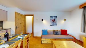 ein Wohnzimmer mit einem Sofa und einem Tisch in der Unterkunft Pracondu OUTDOOR & FUN appartement 2 chambres supérieur avec Balcon in Nendaz