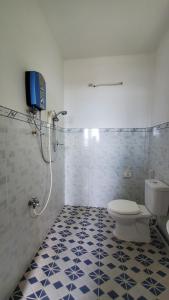 a bathroom with a toilet and a shower with a tv at Khu du lịch Hang Rái - Ninh Thuận in Thôn Thái An