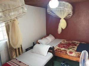 Un pat sau paturi într-o cameră la Penna Inn guest house