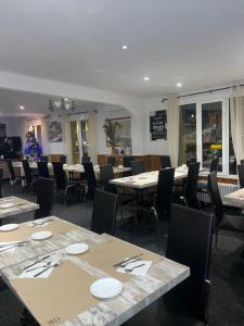 a dining room with tables and chairs in a restaurant at Hotel Mirtil in Pas de la Casa