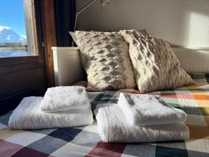 Uma cama ou camas num quarto em THE ALPINE STUDIO proche du lac Frience, chiens admis, parking privé