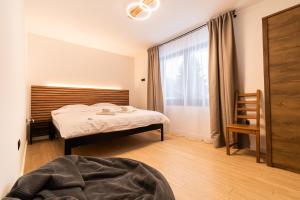 a bedroom with two beds and a window at Elfriede Studio - Surrounded by nature in Poiana Brasov, close to Ski Slopes and Stana Turistica Restaurant in Poiana Brasov