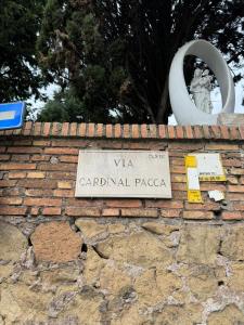 ein Schild auf einer Ziegelmauer in der Unterkunft INN3 APT in Rom
