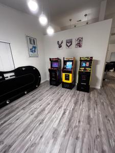 uma sala com quatro máquinas de jogos de vídeo no chão em Newly Renovated Beautiful Home WOW! em Desert Hot Springs