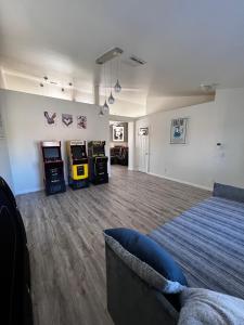 uma sala de estar com dois jogos de arcada e um sofá em Newly Renovated Beautiful Home WOW! em Desert Hot Springs