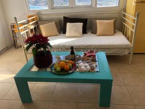 uma mesa com uma bandeja de frutas numa cama em Terrace house em Sitia